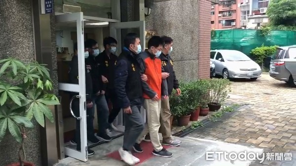 ▲警方逮捕架設楓林網的兩名高材生。(圖/記者張君豪翻攝) ▲警方逮捕架設楓林網的兩名高材生。(圖/記者張君豪翻攝)