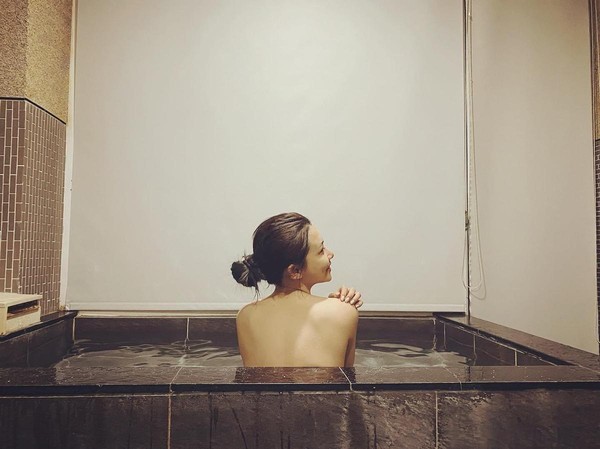 吳婉君泡溫泉背部全裸,讓網友吶喊求正面照。(翻攝自吳婉君IG)