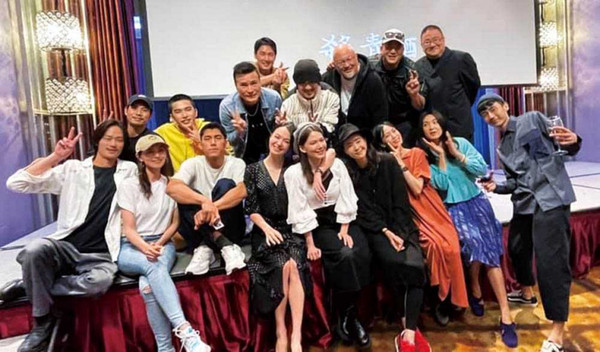鮮拍大合照時,站C位的周渝民,調皮地在張榕容、紀培慧頭上比出勝利手勢。(圖/翻攝自紀培慧臉書)
