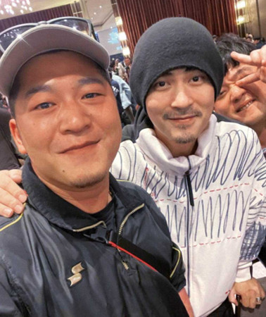 殺青宴上幾乎人人搶著跟周渝民合影,草爺也不例外。(圖/翻攝自草爺IG)