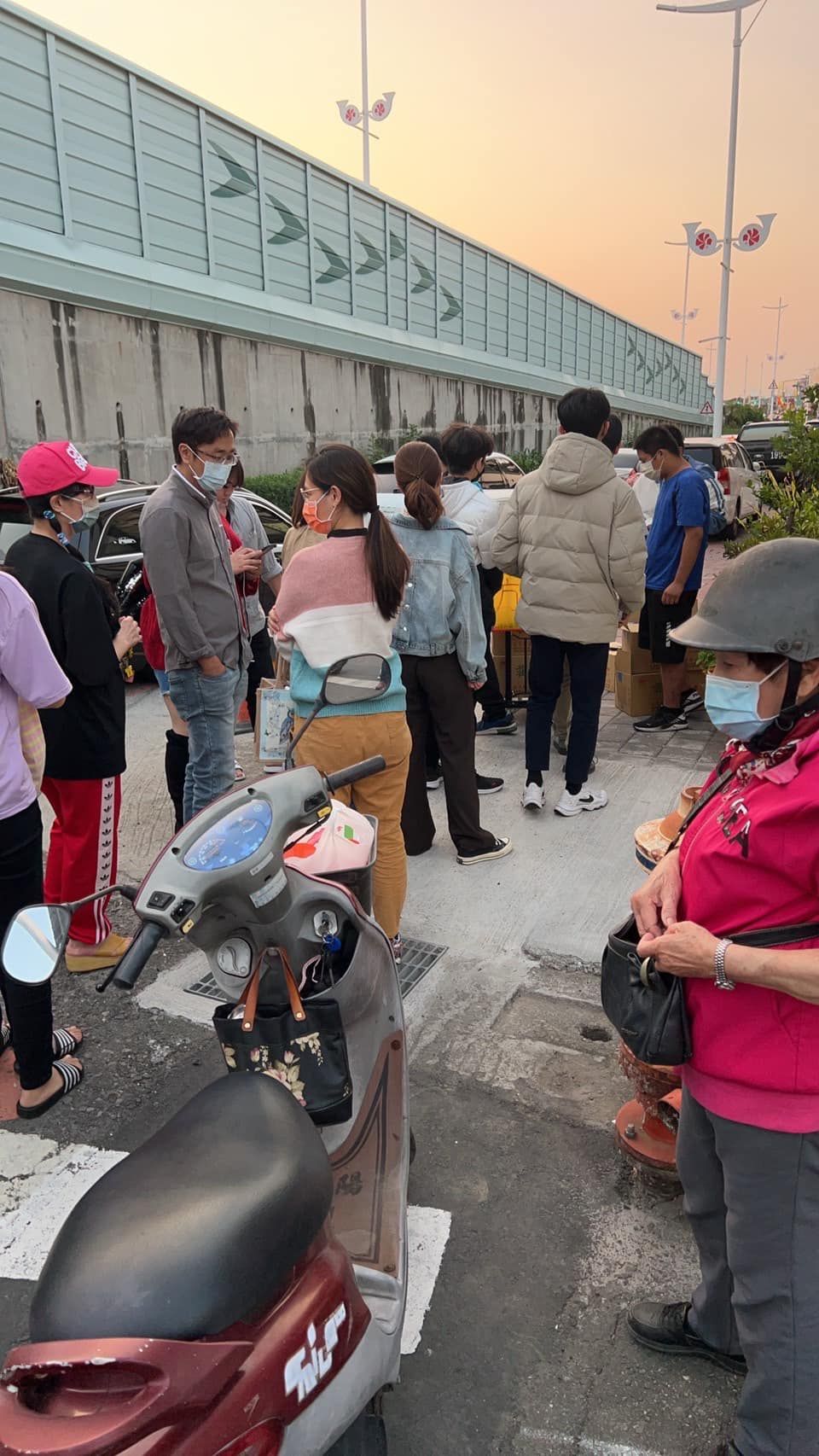 ▲嘉義高二弟擺攤養家…鳳梨一聽開車尋人　排隊「用新台幣下架」暖爆。（圖／翻攝自Instagram／yi0107）