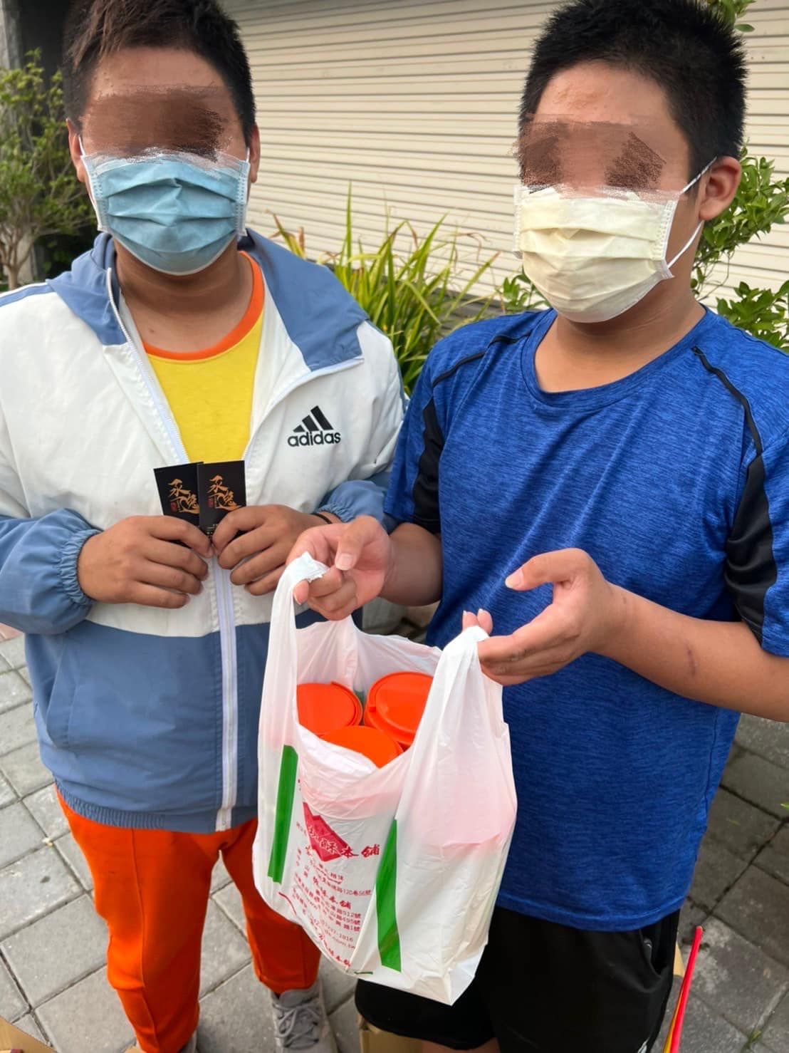 ▲嘉義高二弟擺攤養家…鳳梨一聽開車尋人　排隊「用新台幣下架」暖爆。（圖／翻攝自Instagram／yi0107）