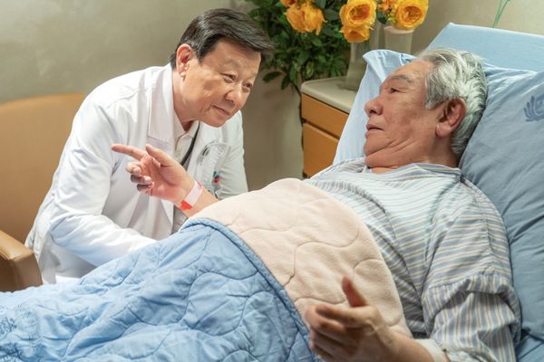 ▲龍天翔、大元、邱凱偉參與演出《你好我是誰》講述失智議題，寇世勳飾演曹汶龍醫師。（圖／華視提供）