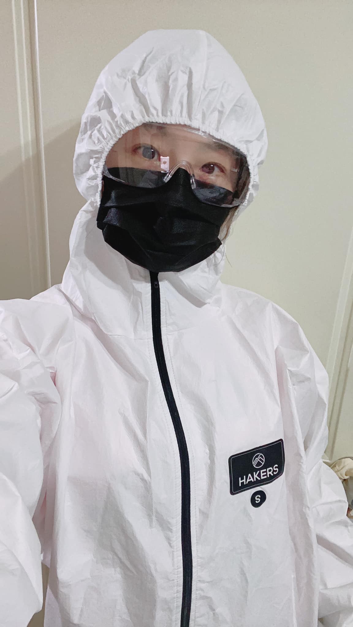 ▲女星穿「整套防護衣」陪母打疫苗 一看媽淡定出門⋯當場傻眼脫掉。(圖/翻攝自Facebook/楊小黎) ▲女星穿「整套防護衣」陪母打疫苗 一看媽淡定出門⋯當場傻眼脫掉。(圖/翻攝自Facebook/楊小黎)