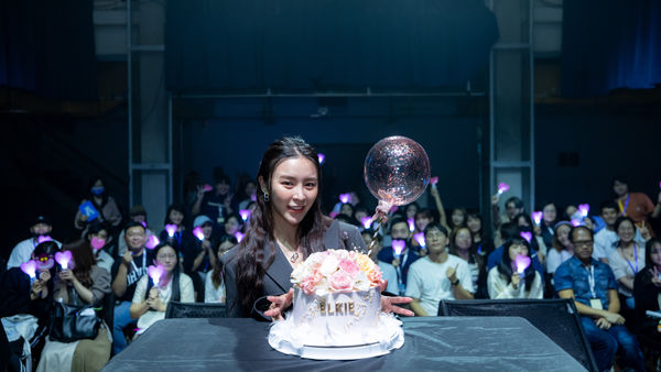 ▲▼子瑜媽媽到場助陣！Elkie台北慶生　台上哽咽了 。（圖／KEYMAXii提供）