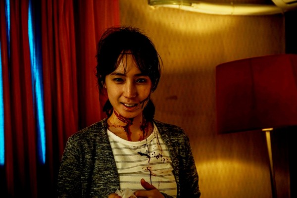 ▲小薰與《76号恐怖書店》系列作品演員陳庭妮、張書偉一同幫導演莊絢維慶生。（圖／七十六号原子提供）