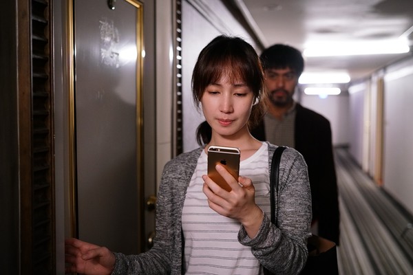 ▲小薰與《76号恐怖書店》系列作品演員陳庭妮、張書偉一同幫導演莊絢維慶生。（圖／七十六号原子提供）