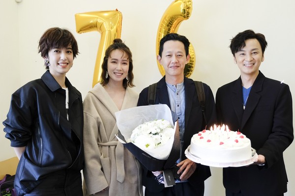▲小薰與《76号恐怖書店》系列作品演員陳庭妮、張書偉一同幫導演莊絢維慶生。（圖／七十六号原子提供）