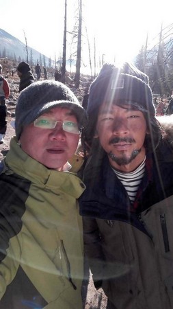 黃朝亮(左)和林柏宏合作《給19歲的我自己》,對岸預定光棍節上映。(網路)