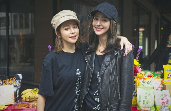 ▲▼《誰在你身邊》徐若瑄（左）身兼製作人與演員，與張鈞甯（右）劇中飾演姐妹             。（圖／頤東娛樂提供）