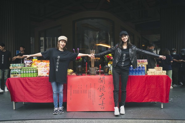 ▲▼《誰在你身邊》徐若瑄（左）身兼製作人與演員，與張鈞甯（右）劇中飾演姐妹             。（圖／頤東娛樂提供）