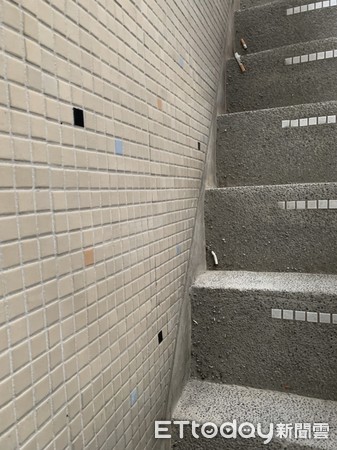 ▲▼《天橋上的魔術師》片場重現中華商場,斑駁的牆、廁所、手寫字的海報張貼等。(圖/記者林育綾攝) ▲▼《天橋上的魔術師》片場重現中華商場,斑駁的牆、廁所、手寫字的海報張貼等。(圖/記者林育綾攝)