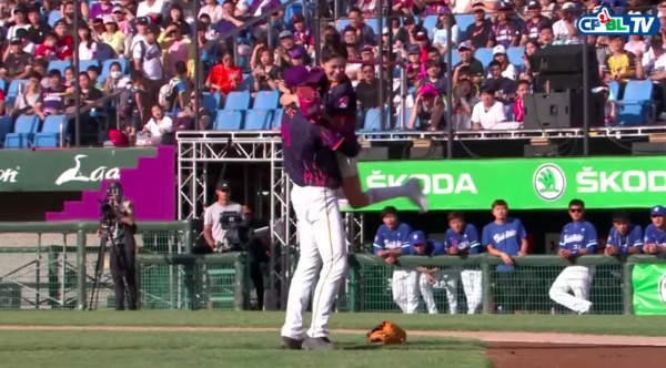 ▲翁瑋均一把抱起李燕。（圖／翻攝CPBL.TV）