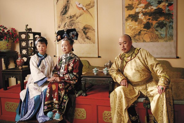張鐵林(右)主演的《鐵齒銅牙紀曉嵐》在中國極受歡迎,自2001至2008年連拍4部。(東方IC)