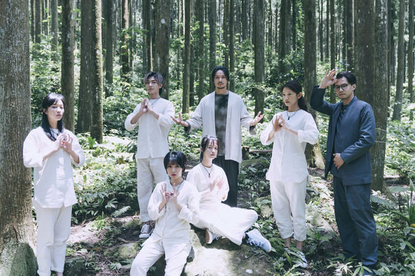▲炎亞綸《我願意》飾演人氣巨星,姚淳耀是教主。王渝屏(後排左起)、炎亞綸、姚淳耀、吳奕蓉、鄒承恩、王渝屏(前排左)、劉倩妏在森林中進行心靈團體儀式。(圖/絡思本娛樂製作提供)