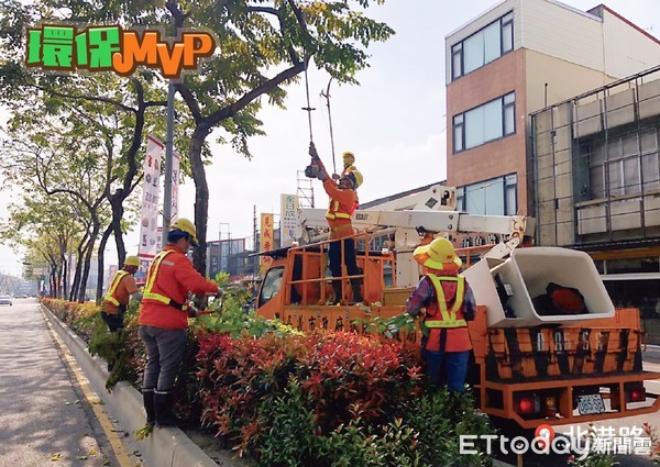 ▲就是要耍浪漫!  嘉市環保局清潔隊化身城市街道情人。（圖／記者翁伊森翻攝）