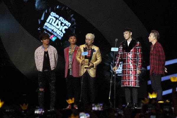 實力派男團 BIGBANG 紅遍全亞洲,勝利(左三)經營各種副業生意越做越大,也涉入毒品與性交易。(東方IC)
