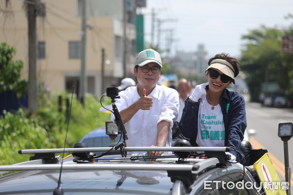 ▲準高雄市長陳其邁謝票 。(圖/記者洪靖宜翻攝) ▲準高雄市長陳其邁謝票 。(圖/記者洪靖宜翻攝)