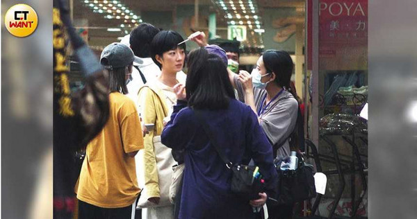 在百貨賣場拍戲的桂綸鎂,由化妝師替她整理好妝容準備上場。(圖/本刊攝影組)