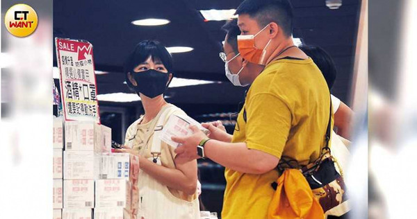 趁著空檔,桂綸鎂一直在看生活用品及防疫物品,最後買了溼紙巾。(圖/本刊攝影組)