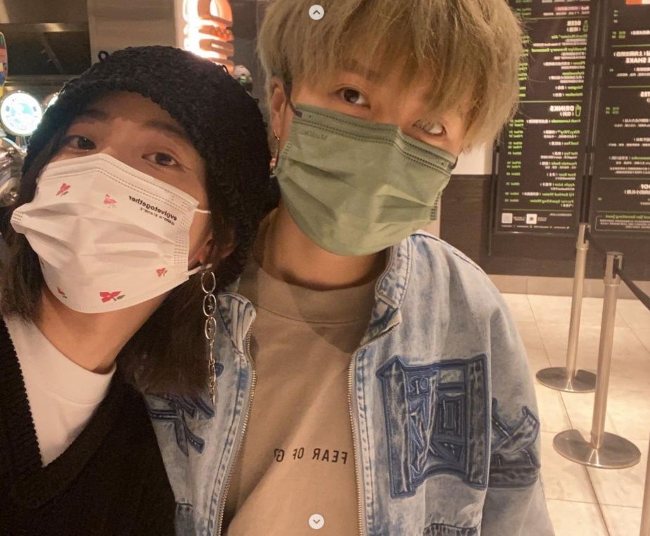 ▲歐陽娜娜突曬十指緊扣牽手照！親密躺胸「金髮男」網驚：官宣戀愛？。（圖／翻攝自Instagram／nanaouyang）