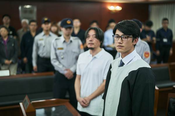 ▲《我們與惡的距離》吳慷仁(右)劇中頻頻為重案惡人辯護。(圖/公視提供)