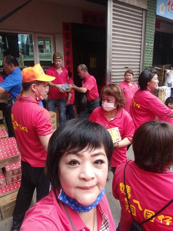 ▲▼易淑寬到白沙屯媽祖發送物資給進香旅客 。（圖／易淑寬提供）