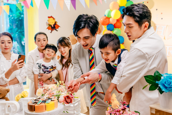 ▲▼謝佳見林輝瑝等眾演員拍攝酷蓋爸爸慶生場景眾星雲集。(圖/GagaOOLala)
