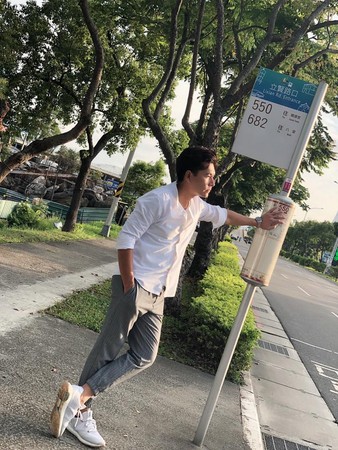 ▲▼野生「台劇男神」路邊等公車！（圖／翻攝自Facebook／王傳一）