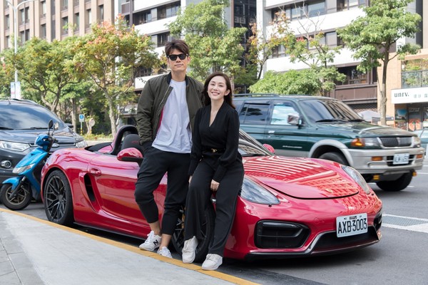 ▲《炮仔聲》王宇婕開跑車倒追陳志強。（圖／三立提供）