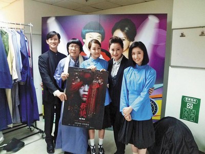 田中千繪(右)在台演出多部作品,雖靠著《海角七号》大紅,之後卻苦無代表作。(翻攝自田中千繪臉書)