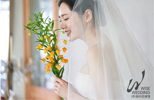 ▲▼秋瓷炫和于曉光的婚紗照浪漫又優雅。（圖／翻攝自韓網／Wise Wedding）