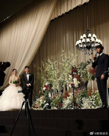 ▲▼黃致列為秋瓷炫和于曉光的婚禮獻唱祝歌。（圖／翻攝自微博／新浪娛樂）
