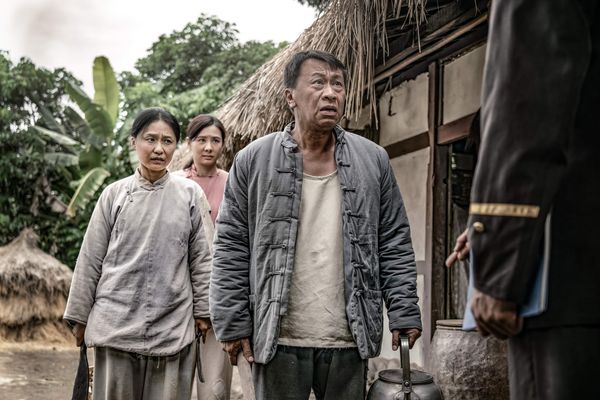 ▲《牛車來去》劇中貧農安心亞、黃婕菲、游安順 遇上巡查補登門檢查 是否有私宰豬的情事。(圖/公視提供)