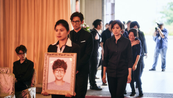 ▲《我們與惡的距離》賈靜雯劇中兒子被無差別殺人意外而死,溫昇豪飾演先生。(圖/公視提供)