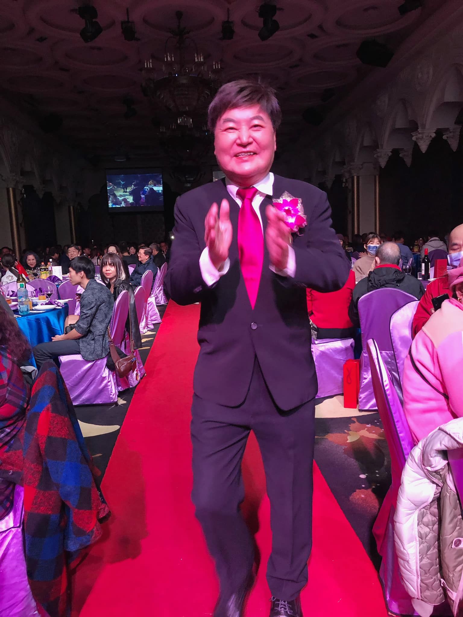 ▲資深主持人喪妻7年淡出演藝圈！　「小兒子結婚現場」曝光72歲近況。（圖／翻攝自Facebook／周嘉麗）