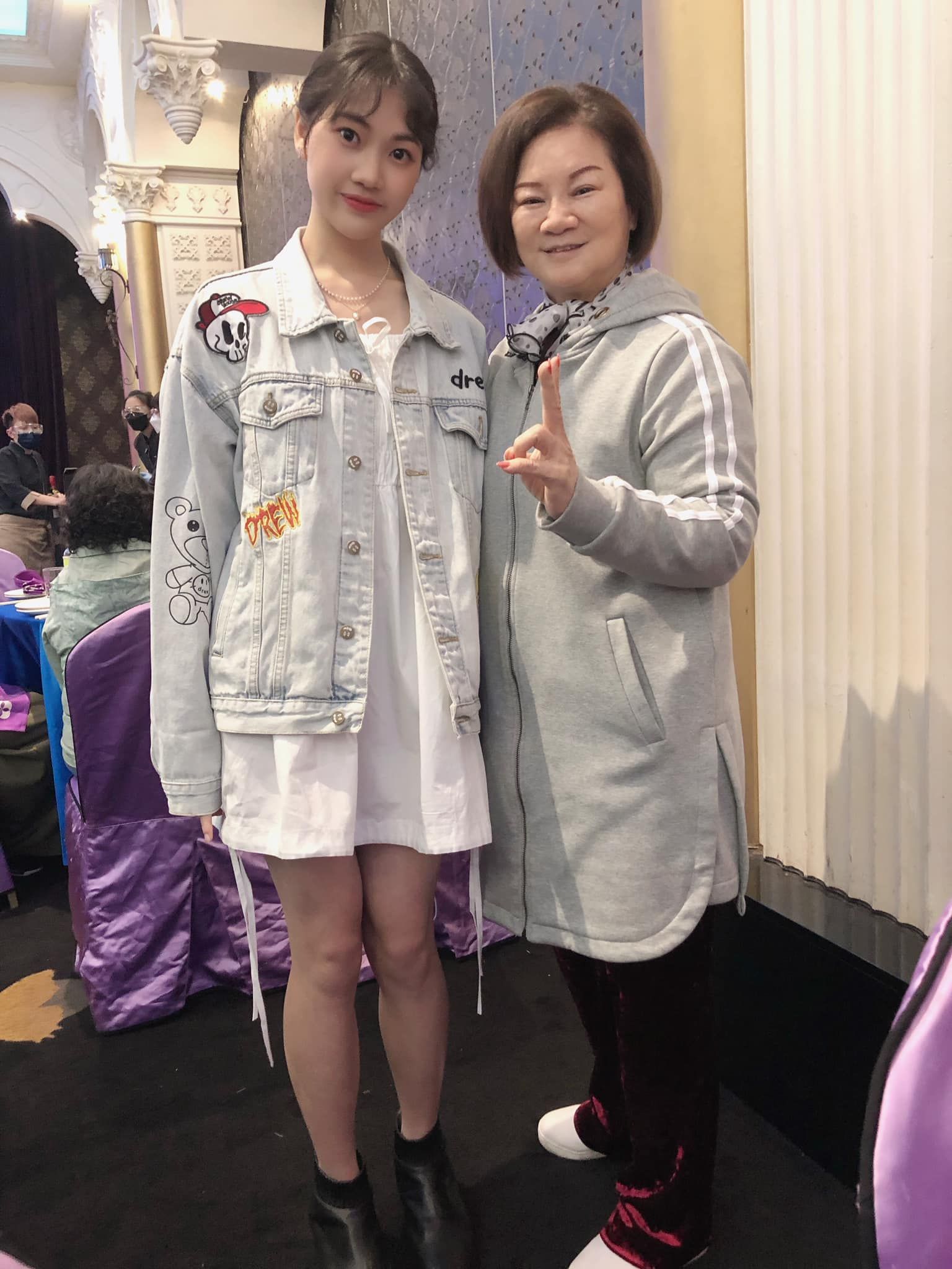 ▲資深主持人喪妻7年淡出演藝圈！　「小兒子結婚現場」曝光72歲近況。（圖／翻攝自Facebook／周嘉麗）