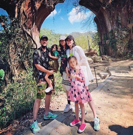 賈靜雯(後排右一)與修杰楷(後排左一)婚後生下可愛的女兒咘咘(前排)和Bo妞(後排左二),因女兒長相超萌而有高人氣,先前她也帶著大女兒(後排右二)一起到苗栗度假。(翻攝自賈靜雯IG)