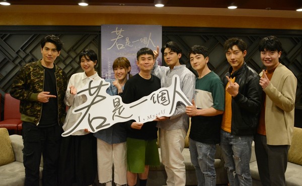 ▲《一個人》首播網路推爆 演員嗑麻辣鍋。陳璇 林子閎 孫可芳 宋柏緯 葛丞 林紹謙 唐綸(圖/華視提供) ▲《一個人》首播網路推爆 演員嗑麻辣鍋。陳璇 林子閎 孫可芳 宋柏緯 葛丞 林紹謙 唐綸(圖/華視提供)