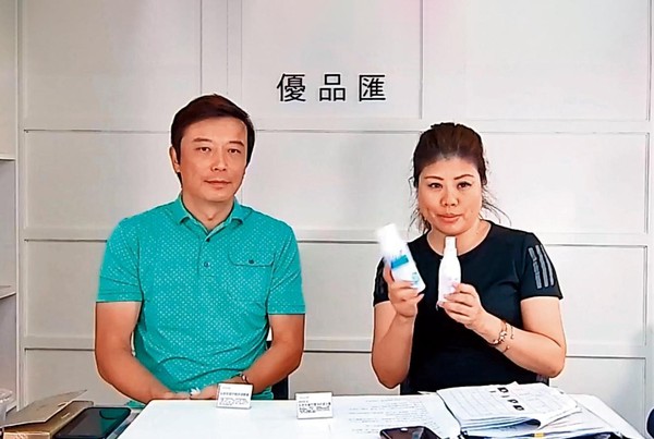 ▲林煒和熟齡女子牽手又在路邊激吻。(圖/鏡週刊提供)