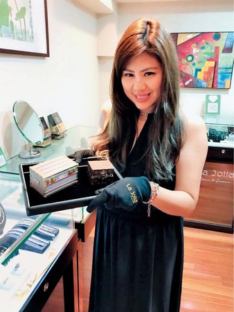 ▲林煒和熟齡女子牽手又在路邊激吻。(圖/鏡週刊提供)