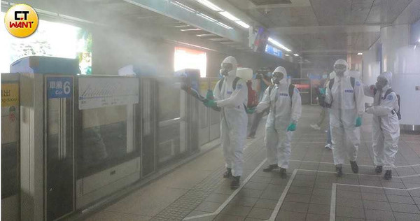 台灣本土確診從13日起激增,雙北15日進入第三級警戒,隨即進行全市大消毒,但專家表示,現在即使封城也晚了。(圖/馬景平攝)