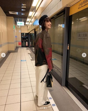 ▲陳庭妮現身北捷，周遭路人幾乎全在低頭滑手機。（圖／翻攝自陳庭妮Instagram）