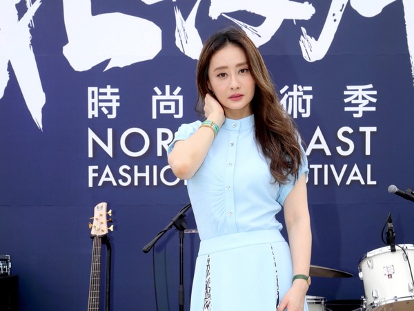 ▲2020北海岸時尚藝術季。林嘉綺、陳德容、設計師潘怡良、樂團noovy、主持人黃子佼搭漁船出場 。(圖/伊林提供) ▲2020北海岸時尚藝術季。林嘉綺、陳德容、設計師潘怡良、樂團noovy、主持人黃子佼搭漁船出場 。(圖/伊林提供)