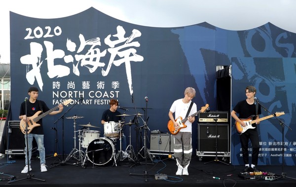 ▲2020北海岸時尚藝術季。林嘉綺、陳德容、設計師潘怡良、樂團noovy、主持人黃子佼搭漁船出場 。(圖/伊林提供) ▲2020北海岸時尚藝術季。林嘉綺、陳德容、設計師潘怡良、樂團noovy、主持人黃子佼搭漁船出場 。(圖/伊林提供)