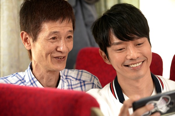 ▲▼《一千個晚安》張棟樑在火車上拍戲。(圖/三立)
