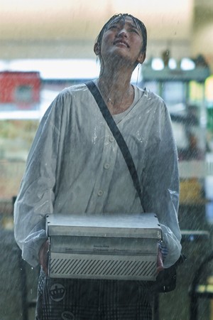 ▲王淨與張庭瑚《愛情白皮書》雨中拍戲不停慘摔。（圖／東森提供）
