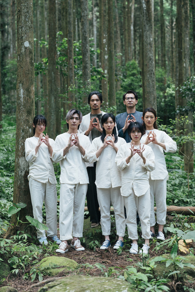 ▲▼邪教影集《我願意》鄒承恩(後排右起)、姚淳耀、吳奕蓉(前排右起)、劉倩妏、王渝屏、炎亞綸、王渝萱比出邪教手勢。(圖/絡思本娛樂提供) ▲▼邪教影集《我願意》鄒承恩(後排右起)、姚淳耀、吳奕蓉(前排右起)、劉倩妏、王渝屏、炎亞綸、王渝萱比出邪教手勢。(圖/絡思本娛樂提供)