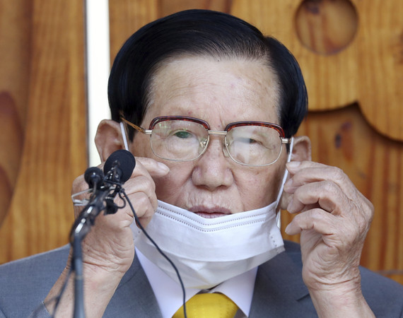 ▲▼南韓大邱新天地教會教主李萬熙,7月31日被法官傳訊後羈押。(圖/達志影像/美聯社) ▲▼南韓大邱新天地教會教主李萬熙,7月31日被法官傳訊後羈押。(圖/達志影像/美聯社)