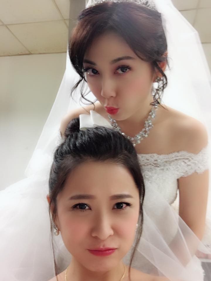 ▲▼韓瑜、李燕披婚紗要嫁了！　連當4天新娘「快被勒昏」。（圖／翻攝自韓瑜、李燕臉書）